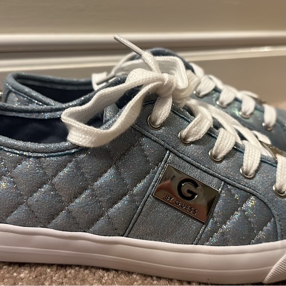 sten Rundt og rundt tekst G by Guess | Shoes | G By Guess Tennis Shoes | Poshmark